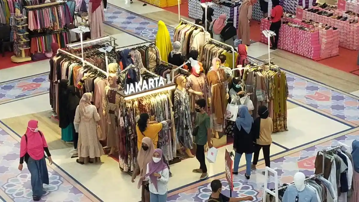 Mudik Dilarang, Warga Serbu Pusat Perbelanjaan di Mataram