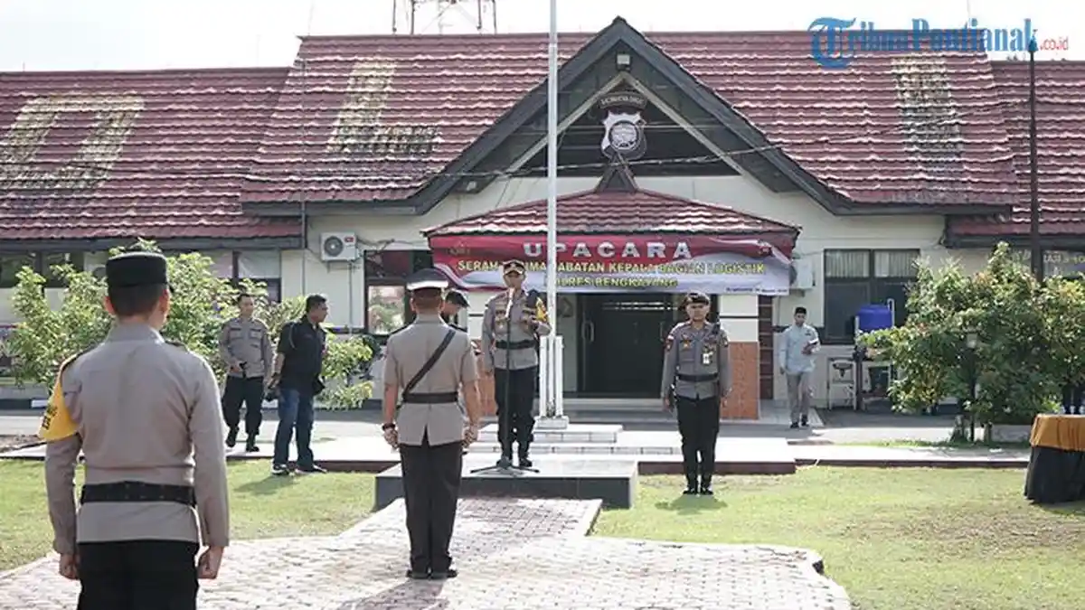 Kapolres Bengkayang Pimpin Upacara Setijab Kabag Logistik