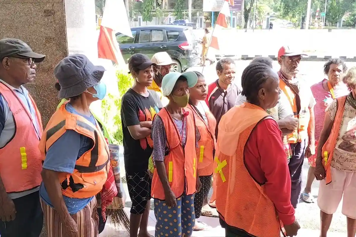 Petugas Kebersihan Kota Sorong Geruduk Kantor Wali Kota, Ini Penyebabnya
