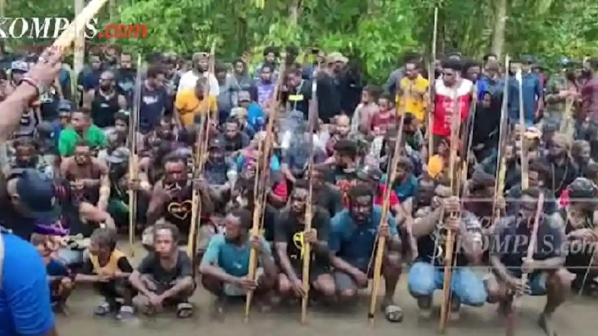 Ratusan Warga Jaga Rumah Lukas Enembe di Papua, Ada yang Menari Pakai Busur Panah dan Parang