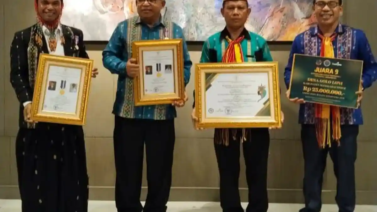 Bupati Manggarai Timur Terima Penghargaan Lencana Bakti Pembangunan Desa