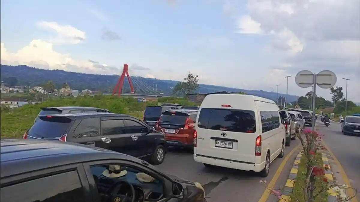 Libur Idul Fitri, Pengunjung Padati Kawasan Jembatan Tano Ponggol