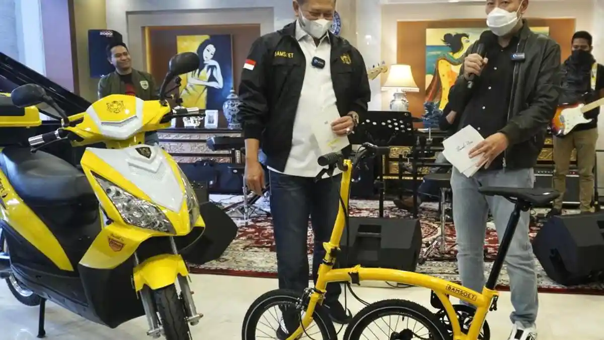 Borong Sepeda Kuning Lipat, Bamsoet Acungi Jempol Henry Indraguna