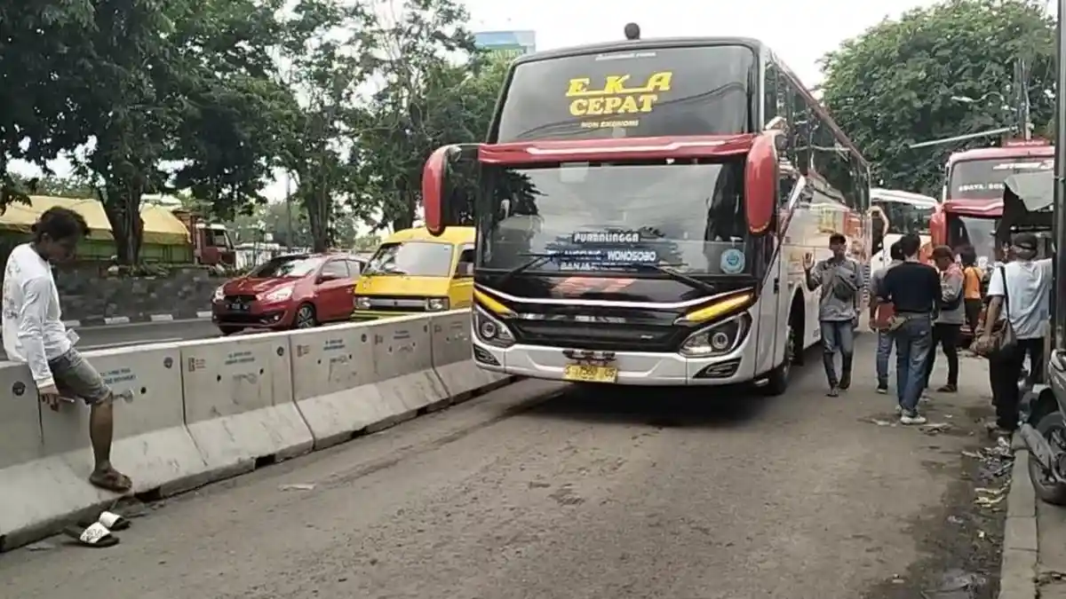 Libur Nataru Tekan Macet Bundaran Waru, Penghalang Beton di Pintu Keluar Terminal Purabaya