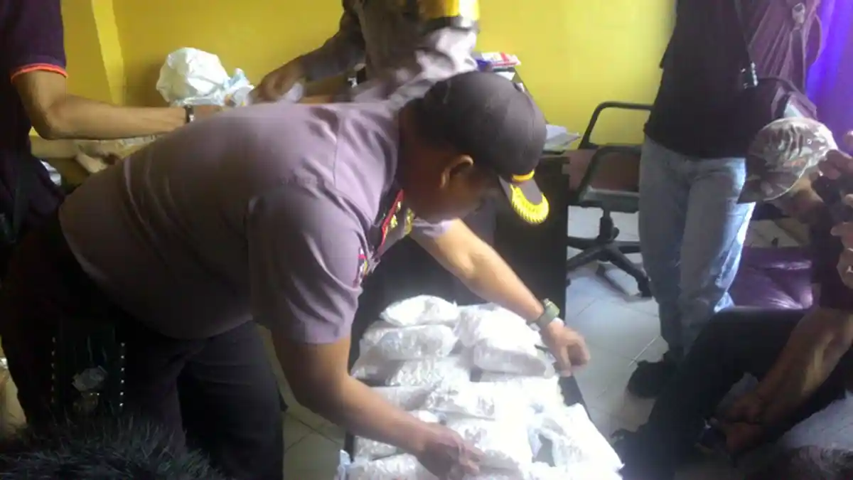 330 Bungkus Pil Somadril Tujuan Kendari Diamankan di Bandara Hasanuddin