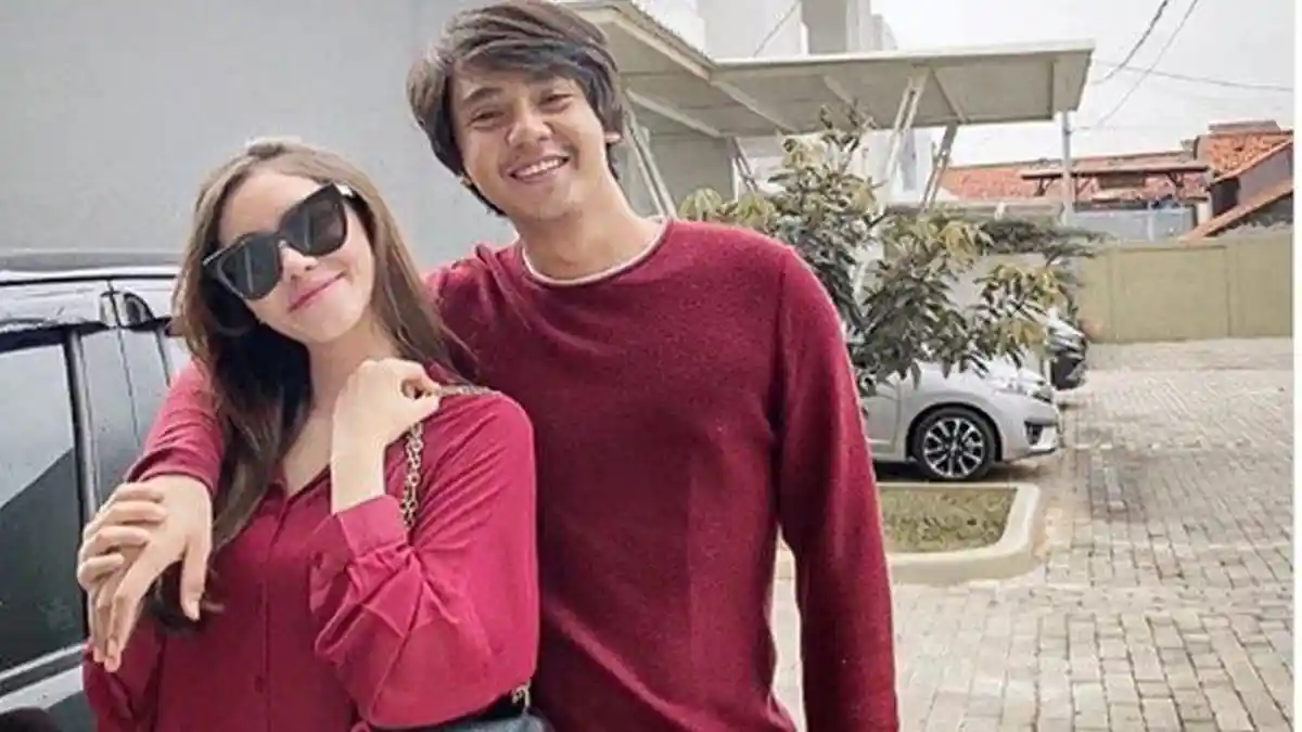 Cinta Lokasi Bersemi di Tukang Ojek Pengkolan? Arbani Yasiz dan Syahra Larez Pose Mesra