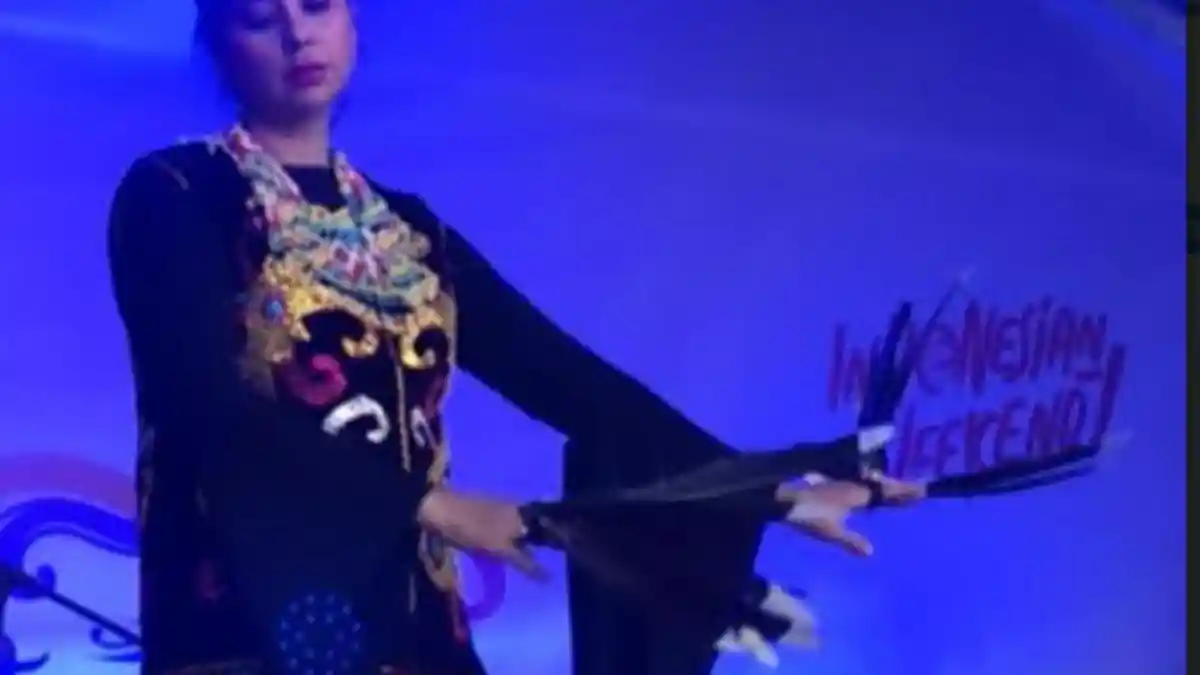 Pukau Warga London, Ayu Azhari Menari Burung Enggang dan Bawa Gado-gado dengan Rasa Seksi