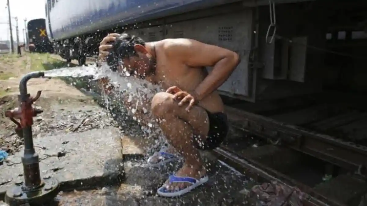 Suhu Capai 51 Derajat Celcius, Jalanan di India Meleleh