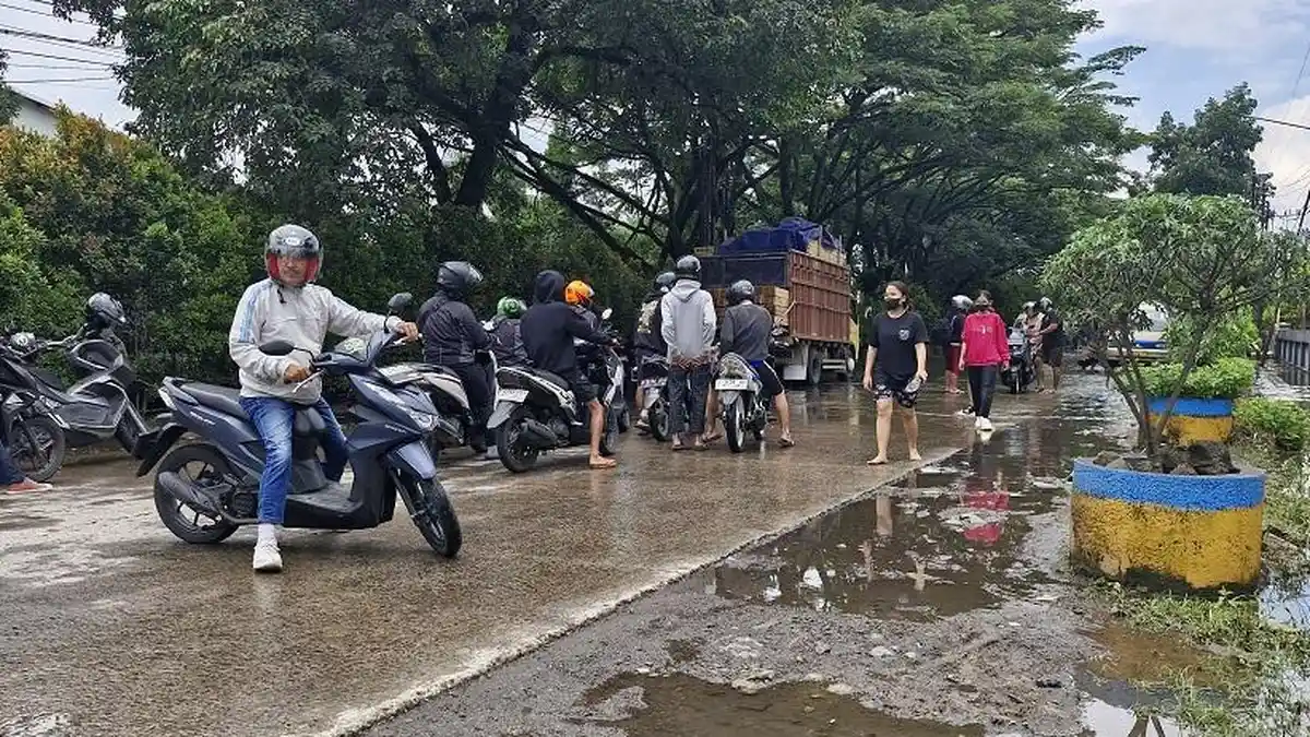 Banjir Putus Akses Jalan Raya Dayeuhkolot Bandung, Pengendara Pilih Memutar Arah