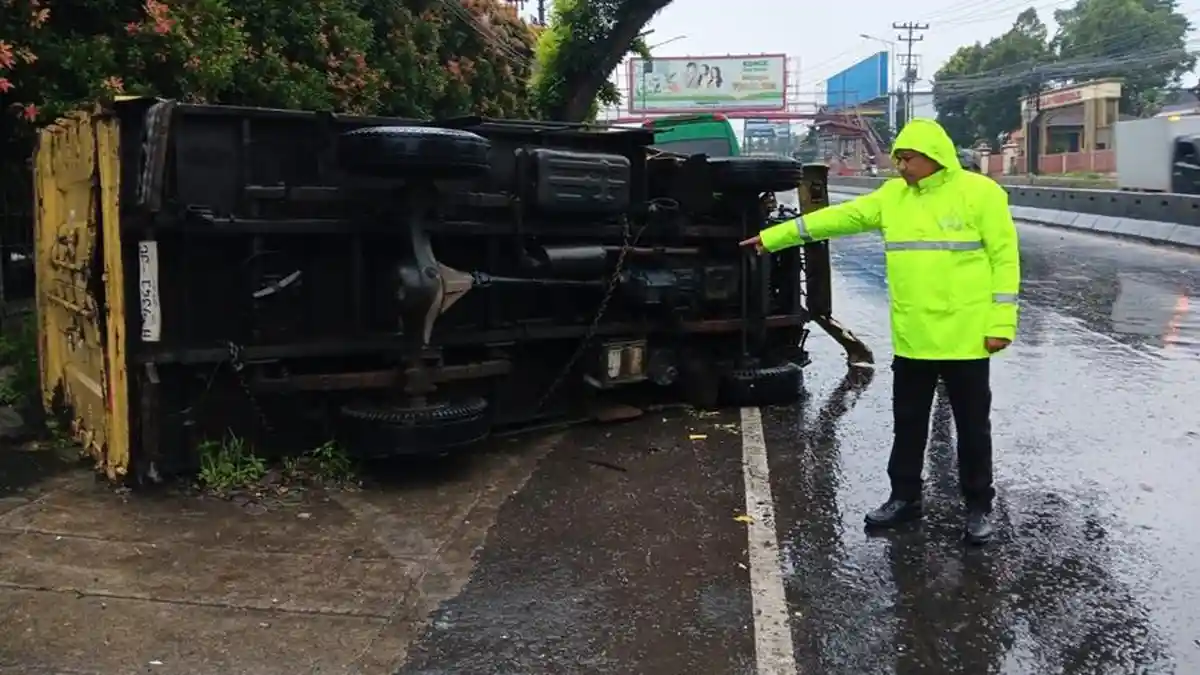 Truk Terguling Tabrak 2 Mobil Parkir di Bahu Jalan Bergas Semarang, Begini Kronologinya