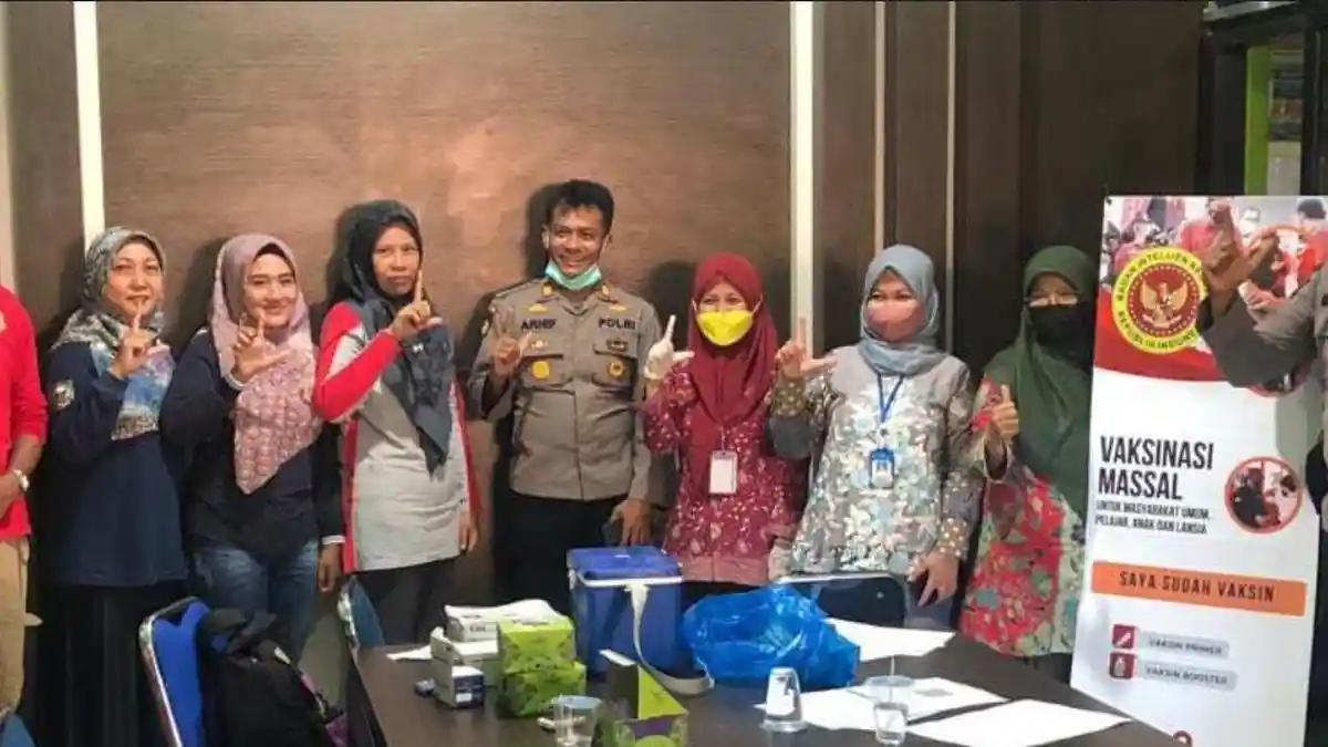 Tim Vaksinator Puskesmas Kamang Sijunjung Gelar Vaksinasi Primer dan Booster