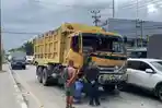 Dump-Truk-yang-menabrak-sejumlah-kendaraan-di-Jalan-Cemara.jpg