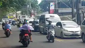 Polisi-memberlakukan-sistem-satu-arah-atau-one-way-di-Jalan-Raya-Puncak-pada-libur-May-Day.jpg