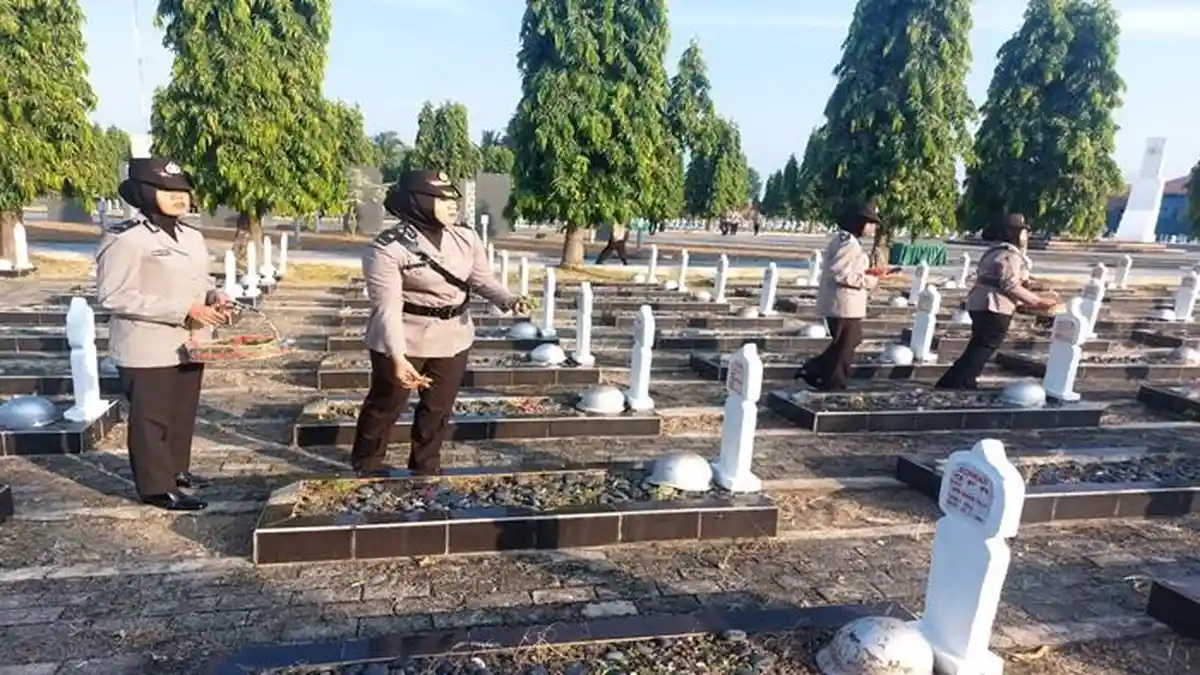 Peringatan HUT Polwan Ke- 75 Tahun, Polwan Polda Sumsel Lakukan Ziarah dan Tabur Bunga