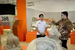 Kepala-Disparbud-Kabupaten-Kediri-Mustika-Prayitno-Adi-bersama-Mas-Dhito-di-Museum-Sri-Aji-Joyoboyo.jpg