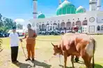 Bupati-Rohul-Anton-kurban-di-Masjid-Agung-Islamic-Centre-Pasir-Pangaraian.jpg