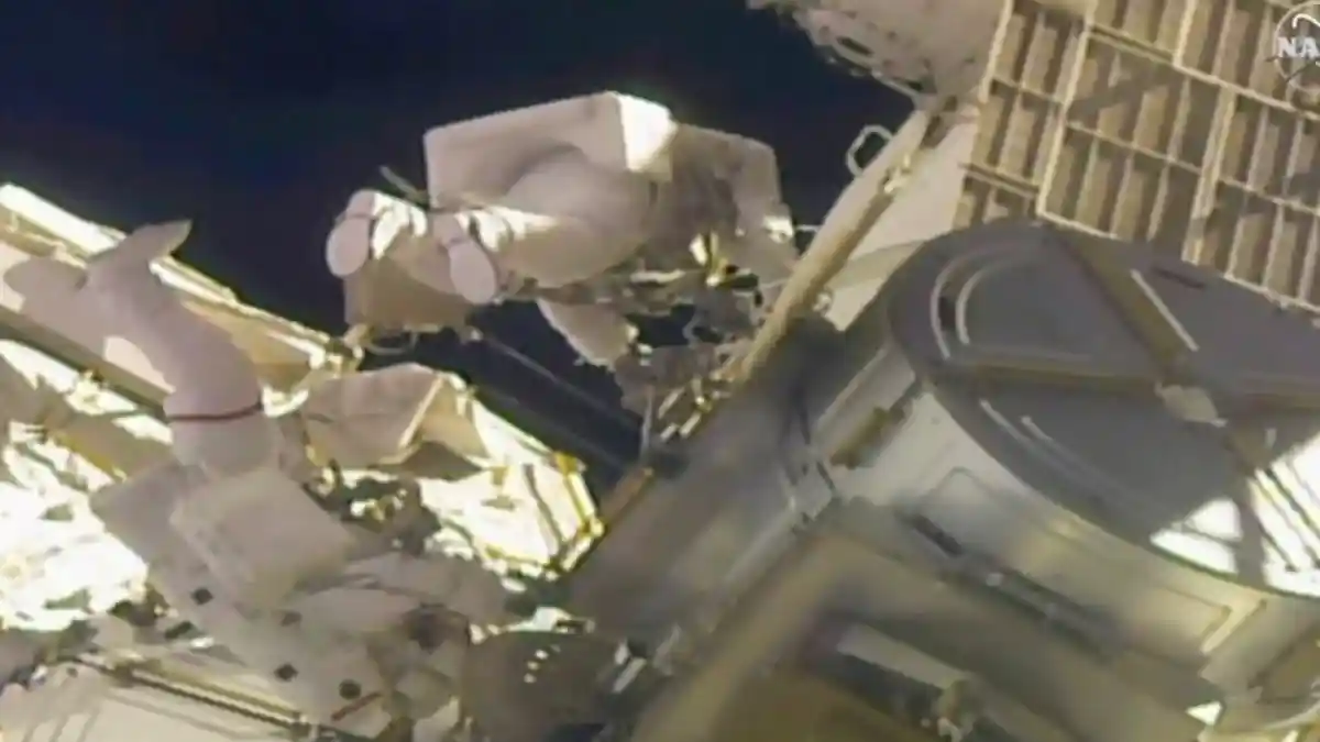 Dua Astronot Tambah Daya Listrik Stasiun Luar Angkasa Biar Nggak 