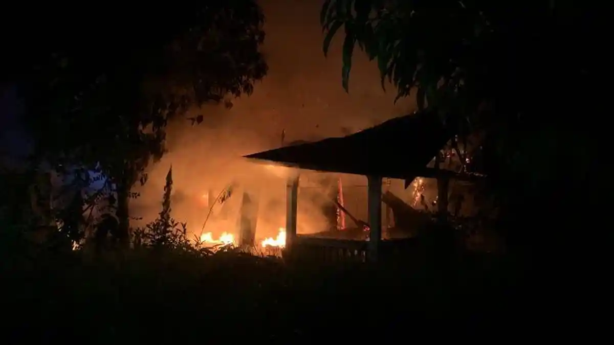 Rumah Terbakar di Kubu Raya Bikin Geger Warga, Api Membesar Dari Atap Menyebar ke Dek dan Kamar