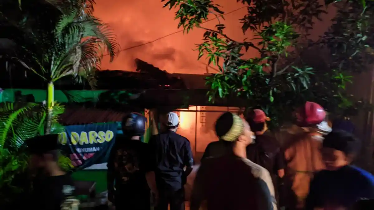 Ledakan Keras Diduga Dari LPG Bakar Rumah Warga di Mojokerto Saat Ditinggal Ke Surabaya