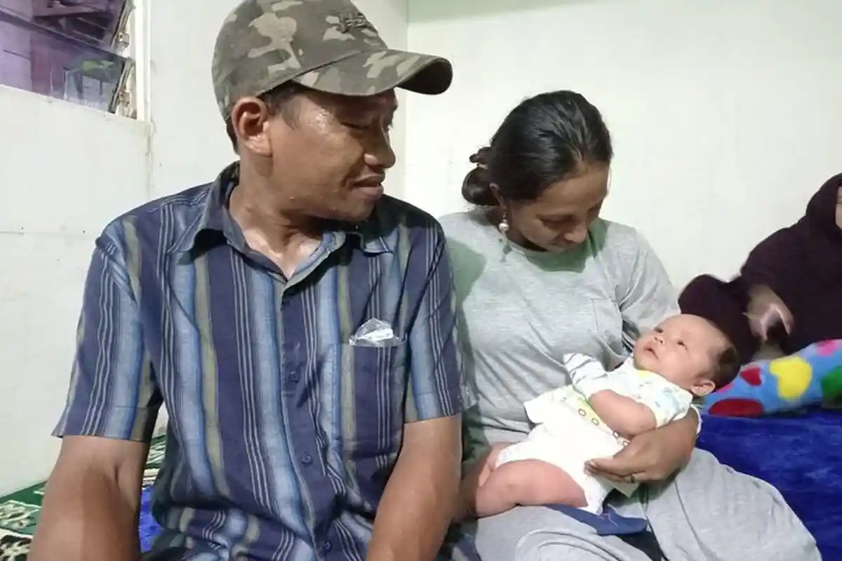 Diusir Dari Kos, Pasutri Bersama Bayi Berusia 1 Bulan Tinggal di Gerobak