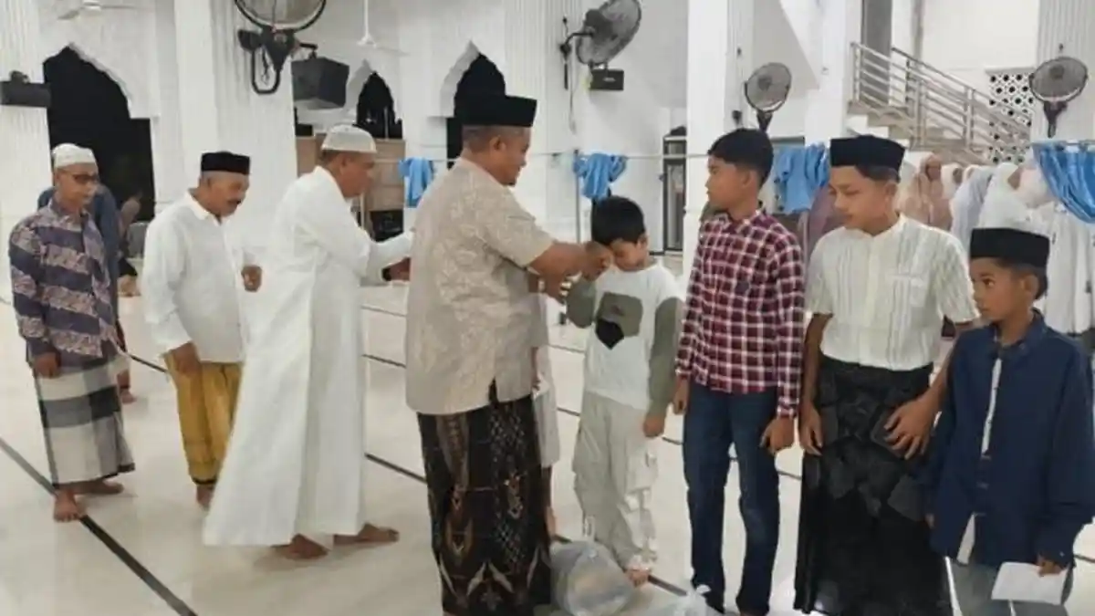 Warga Meunasah Blang Bireuen Santuni Anak Yatim