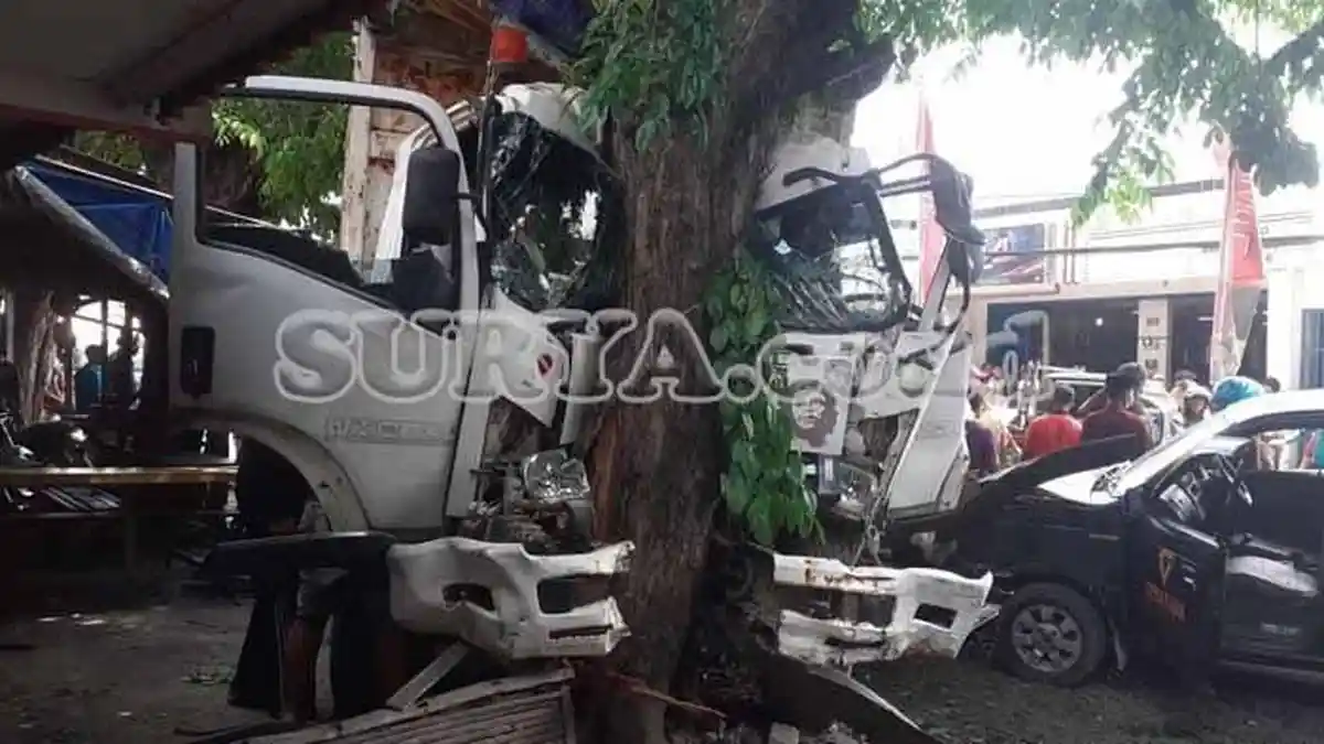 Truk Tabrak 5 Mobil dan 4 Motor di Bungah Gresik, Sopir Terjepit karena Truk Ringsek