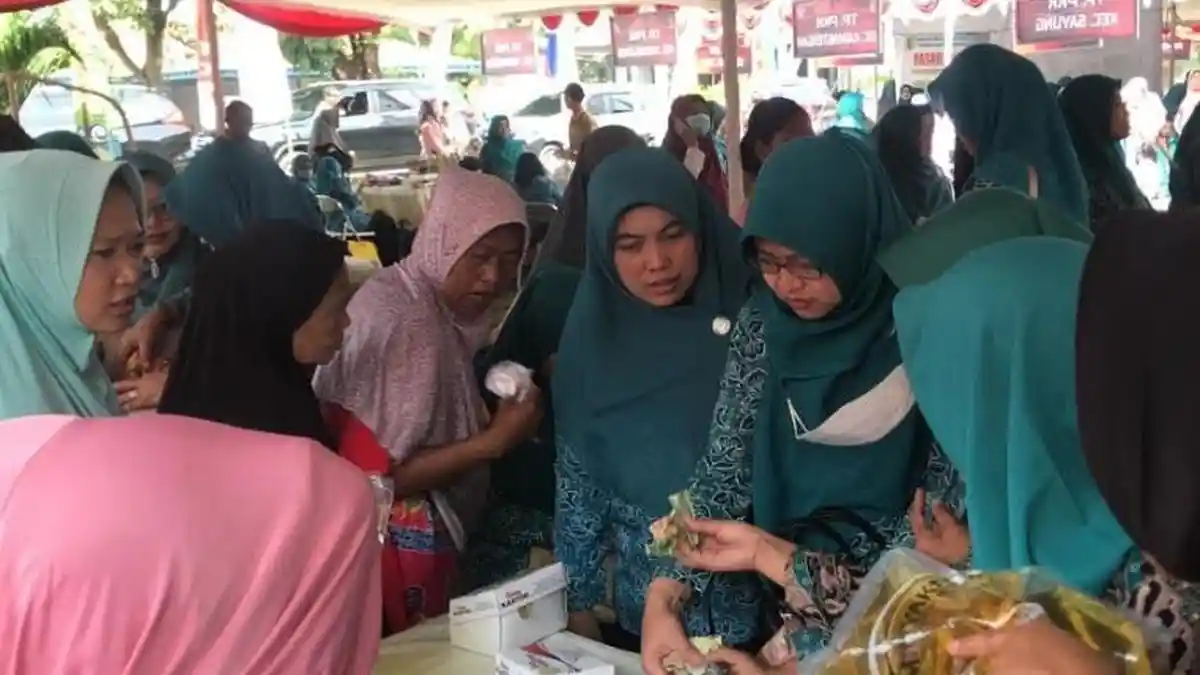 Lapak Bu Lurah Ngawen Demak Diserbu Pembeli, Rumi : tidak Tahu Sudah Bayar Apa Belum