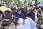Ratusan-IRT-yang-tergabung-dalam-Aliansi-Perempuan-Gayo-menggelar-aksi-unjuk-rasa.jpg