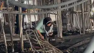 20260430-pedagang-pasar-kanjengan-johar-semarang-mengais-sisa-kebakaran.jpg