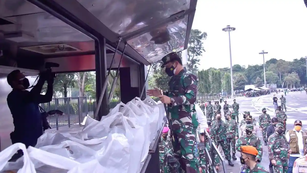 Panglima TNI Cek Vaksinasi Massal dan Dapur Lapangan Marinir di Stadion Utama GBK