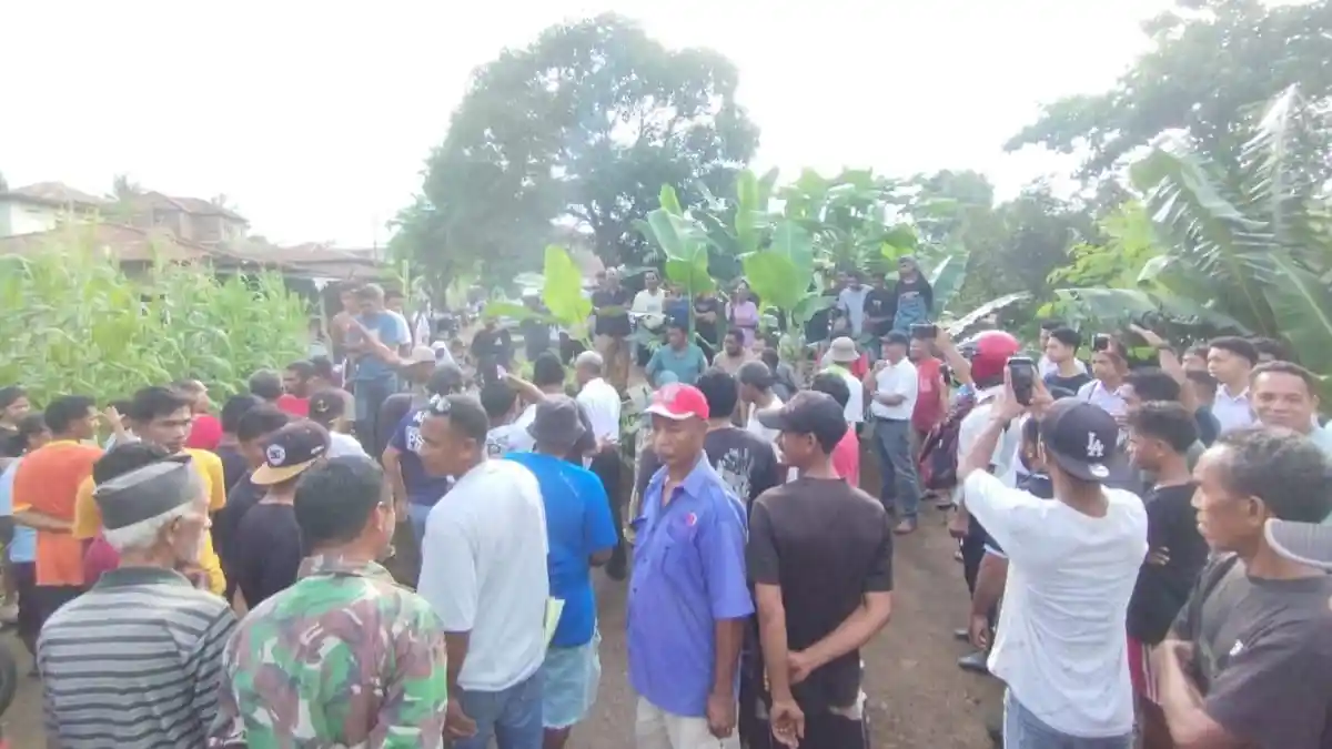 BREAKING NEWS: Warga di Adonara NTT Blokir Jalan Tuntut Pemda Flores Timur Tepati Janji