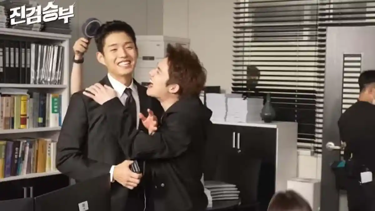 Behind The Scene Drama Korea Bad Prosecutor Mendebarkan, D.O EXO Peluk Ha Joon Setelah Syuting