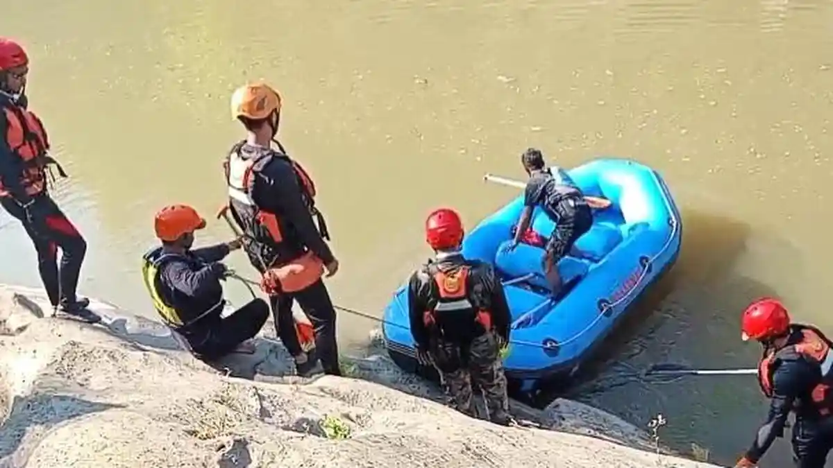 Pencarian Hari Kedua Pelajar Hilang di Sungai Bondowoso Libatkan 4 SRU