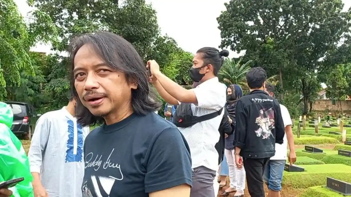 Dewa Budjana Melayat ke Pemakaman Idang Rasjid, Begitu Dekat hingga Sering Dititipi Shadu Rasjidi