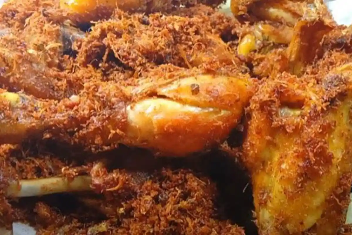 Resep Ayam Goreng Lengkuas, Bersihkan Sisa Bumbu pada Minyak Goreng Saat Menggoreng Ayam