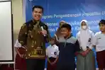 Pendiri-Yayasan-Bagak-Bane-Raja-Manalu-menyerahkan-beasiswa-Program.jpg