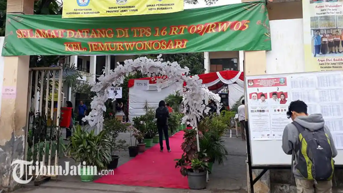 VIDEO: Suasana TPS 16 Jemurwonosari Tempat Khofifah Indar Parawansa akan Mencoblos