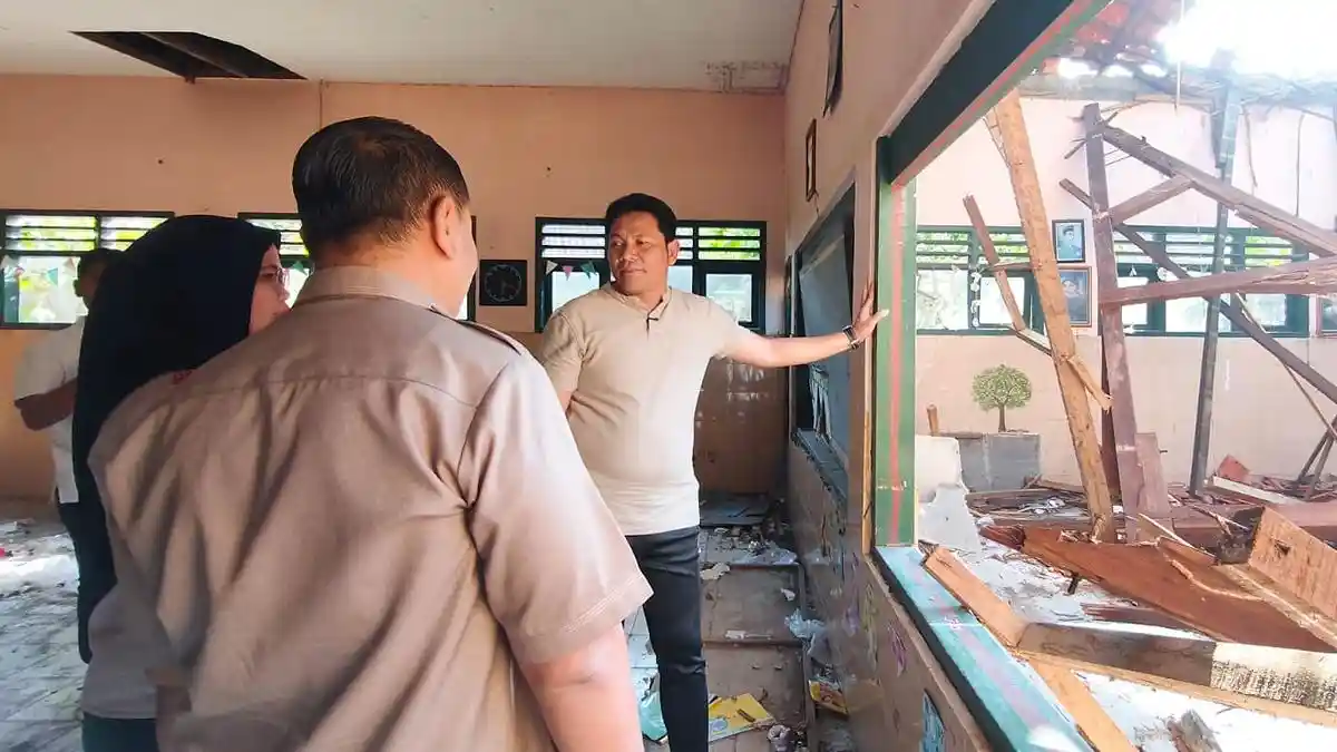 Pemkab Sidoarjo Alokasikan Rp800 Juta untuk Rehabilitasi SDN Waung yang Roboh - Surya.co.id