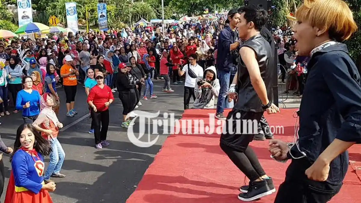 Cosplay Super Junior Ajak Pengunjung CFD di Pandaan Lakukan Flashmob 'Goyang Dayung'