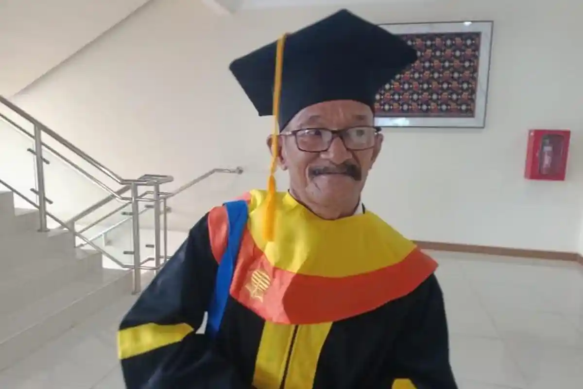 Ilham Alumnus UT Palu, Sandang Gelar Sarjana Ilmu Pemerintah di Usia 55 Tahun