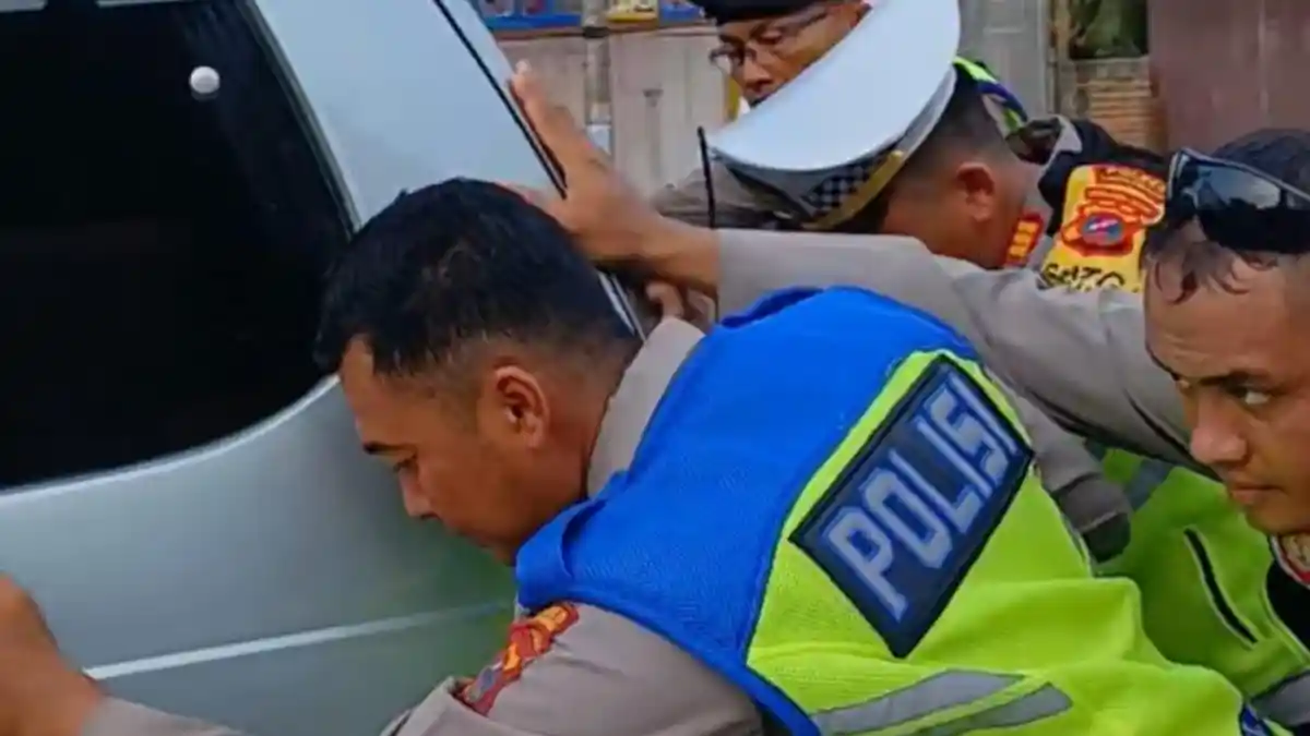 Aksi Heroik Kasat Lantas Labuhanbatu Dorong Mobil Pemudik yang Mogok