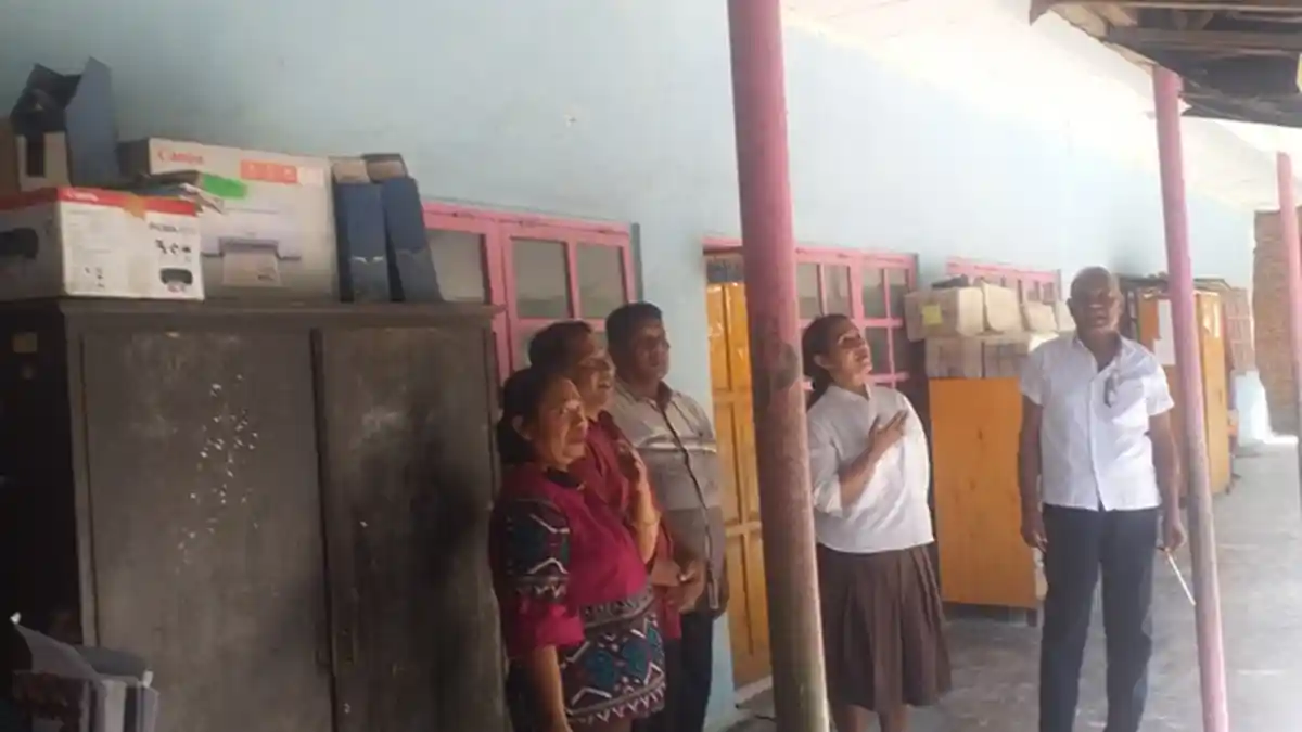 Kepala Sekolah  Kuatir SDK Mbomba, Ende Roboh, Simak Liputannya