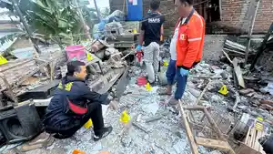 OLAH-TKP-Petugas-kepolisian-melakukan-olah-TKP-di-rrumah-Sarbini-di-Desa.jpg
