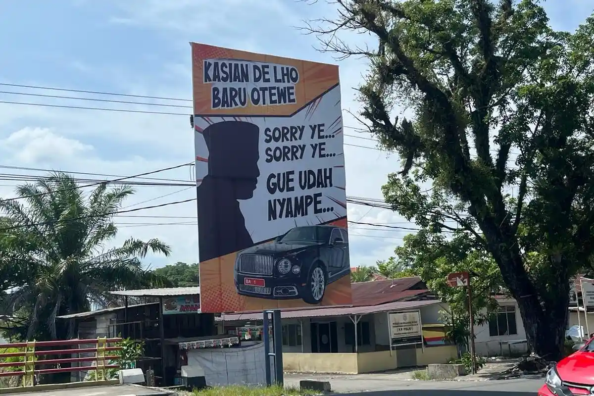 Baliho Siluet Bergambar Mirip Mahyeldi Terpajang di Padang: 'Sorry Ye, Sorry Ye, Gue Udah Nyampe' - Baliho-bergambar-siluet-diduga-mirip-Gubernur-Sumatera-Barat-Sumbar-Mahyeldi-terpajang.jpg