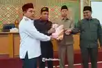 wakil-bupati-pelalawan-nasarudin-menyerahkan-kua-ppas-2023.jpg
