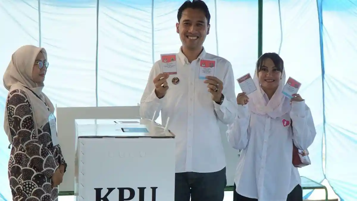 Bima Sakti Calon Bupati Tegal Nomor 1 Nyoblos di TPS 11 Kudaile Bersama Istri dan Keluarga