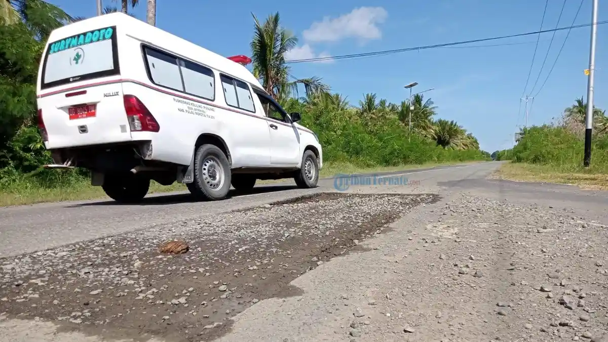 Jalan Rusak Menuju Bandara Pitu Morotai Dikeluhkan, Ada Lubang Besar Menganga Ancam Pengendara