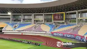 SPANDUK-PENUHI-TRIBUN-Spanduk-suporter-Persis-Solo-terpasang-di-Stadion-Manahan.jpg