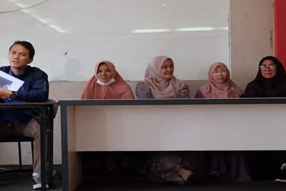 Pedagang Pasar Aur Kuning Bukittinggi Tertipu Umrah, Transit 8 Hari di Malaysia hingga Uang Raib