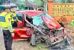 MOBIL-Toyota-Calya-dalam-kondisi-ringksek-dan-hancur-total-saat-tabrakan-dengan-truk.jpg